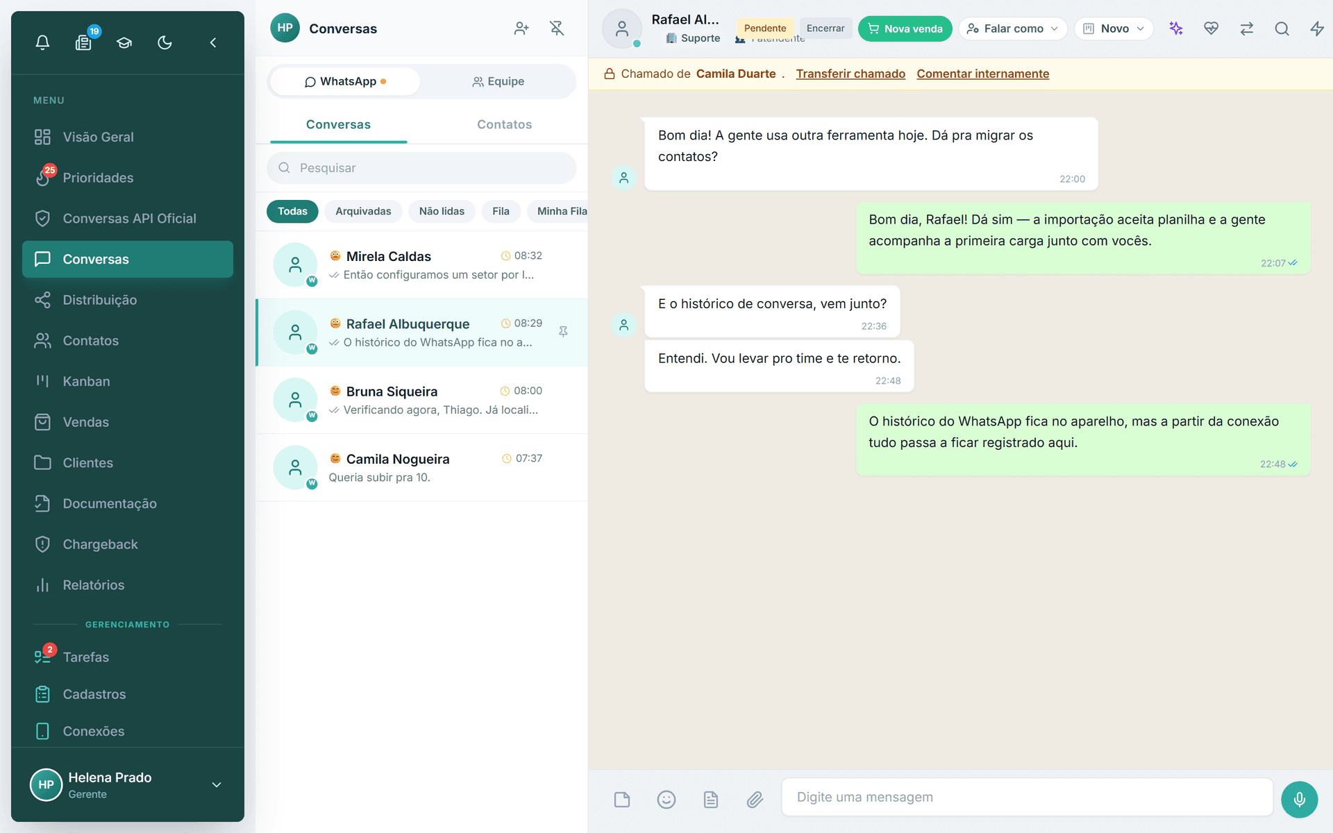 Caixa de entrada do Multi-atendimento da Wertice com a lista de conversas à esquerda e um atendimento de WhatsApp aberto à direita